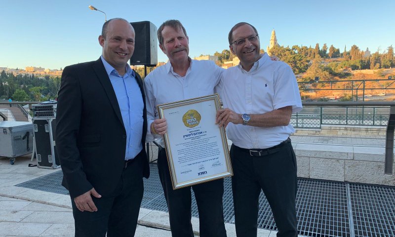 בנט: "תודה לרב אברהם ליפשיץ, האבא של החמ"ד"