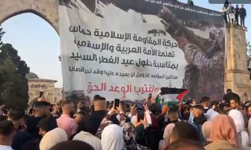 בושה: כרזת ענק של חמאס בהר הבית