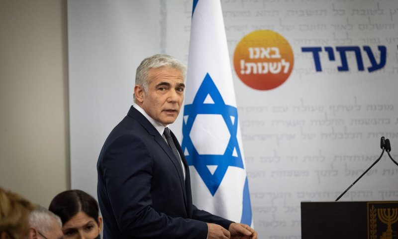 יאיר לפיד נפגש עם השר הפלסטיני לעניינים אזרחיים