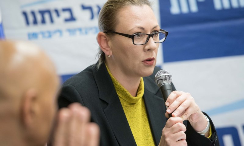 מפתיע: יוליה מלינובסקי החליטה להצדיע לחב"ד