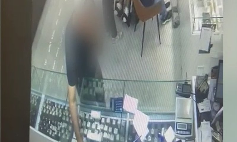 תיעוד: מוציא צמיד מהמגירה ושם בכיס &ndash; נעצר גנב תכשיטים מאשדוד
