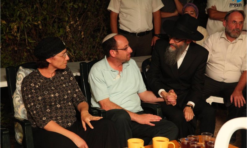 מרגש: אברהם פריד מנחם את משפחת שער