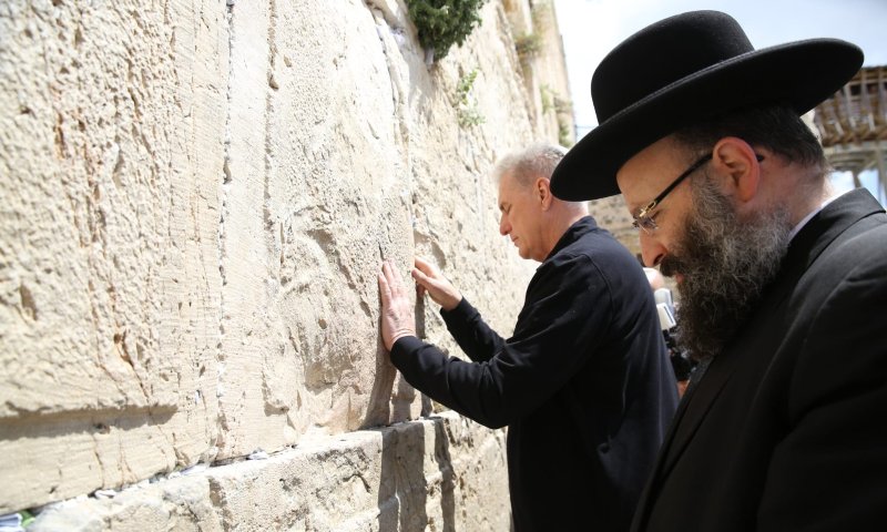 בכיר אמריקאי הגיע לכותל: "הקשר עם ישראל לא ינתק"