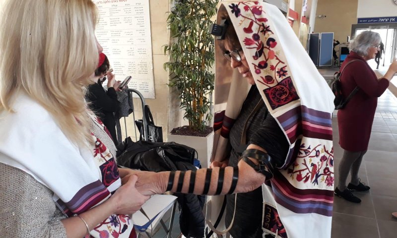 באישור סמוטריץ': נשות הכותל הקימו דוכן תפילין