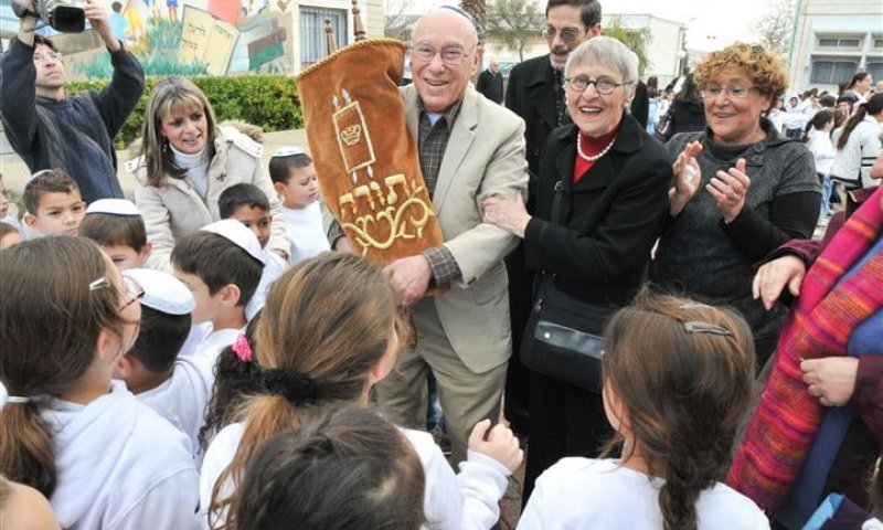 הכנסת ספר תורה בגבעת זאב על שם אוריאל ואלירז פרץ