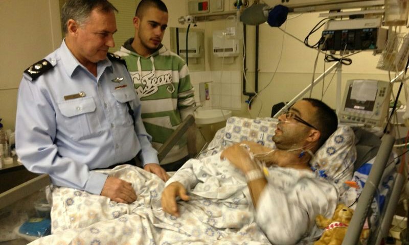 המפכ"ל ביקר את השוטר שנדקר: "היה לנו נס"