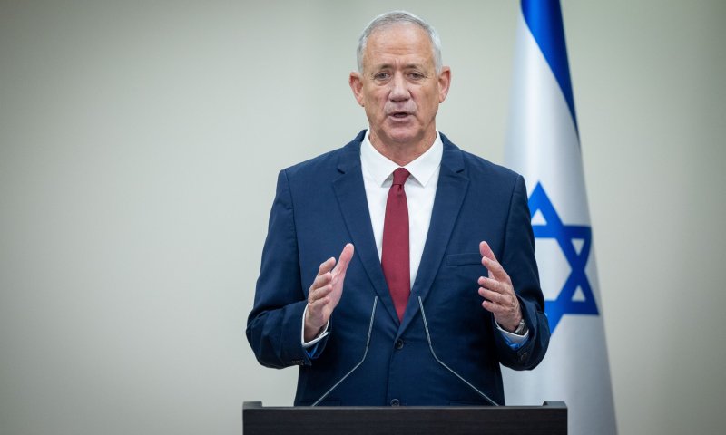 גנץ מגיב לברק וגולן: "חייב להתנהל לפי החוק"
