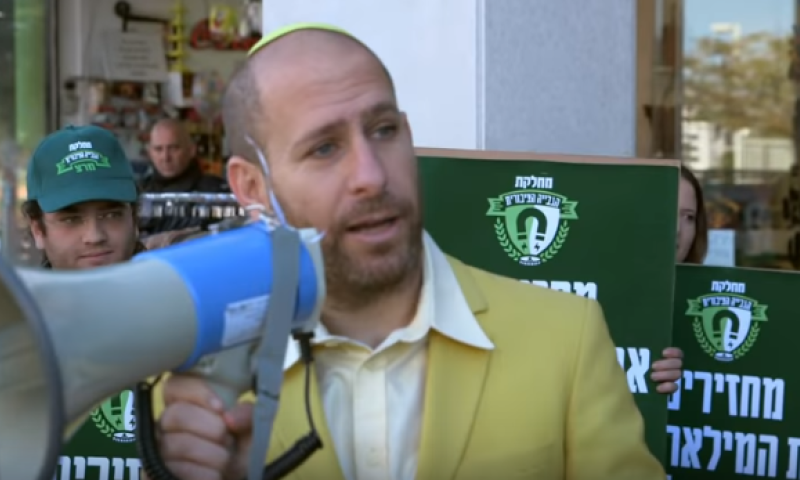 בזכות הבחירות: חנוך דאום חוזר למסך