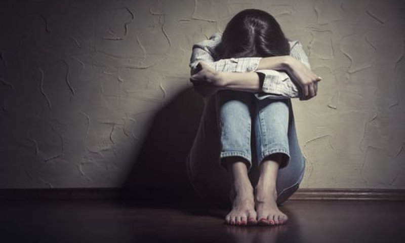 חשד: מאבטח סימם קטינות וביצע בהן עבירות מין