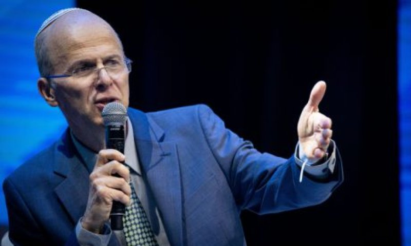 יעלון תקף את עמית סגל וחטף מאביו