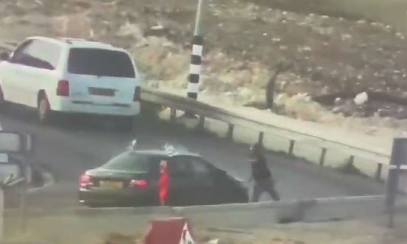 תיעוד הפיגוע: מטיח בלוק ברכב, מנסה להיכנס ונורה