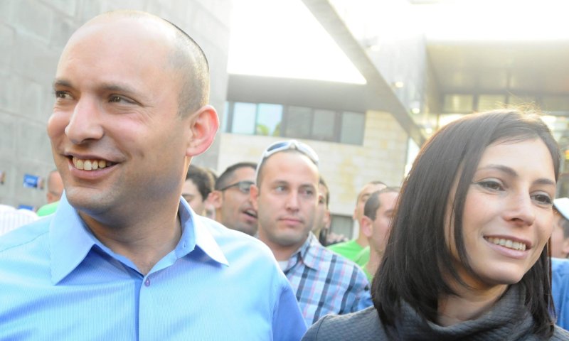 בנט במתקפה על נתניהו: "פגעת באשתי, תתבייש לך"&rlm;