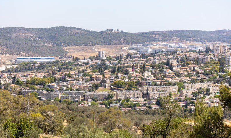 אירוע חריג בבית שמש: פלסטיני תועד מנסה לגנוב חנוכייה ונעצר