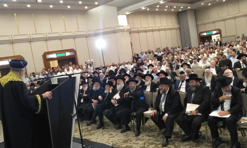 "יש לנו תורה אחת, ורבנות ראשית אחת!"