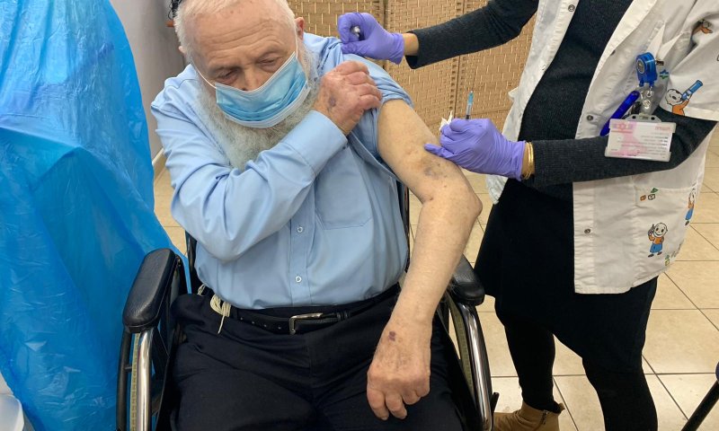הרב חיים דרוקמן בן ה-88 התחסן היום נגד קורונה