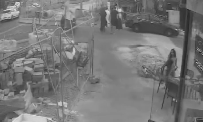 נס בחולון: רסיס ענק נחת בין שני בני אדם. צפו