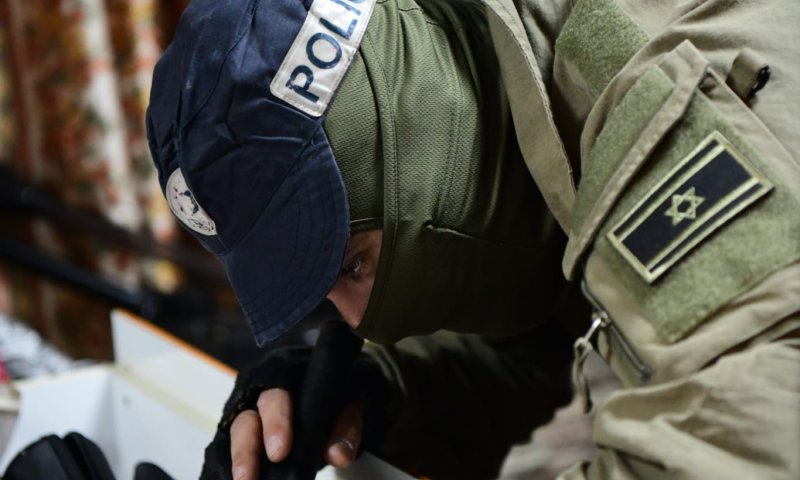 בחלקי אופניים וצעצועים: כך הוברחו כלי נשק | צפו