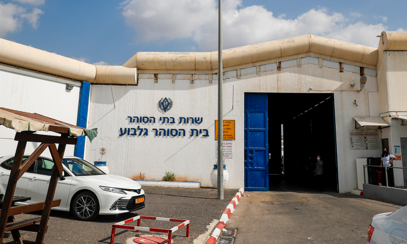 אסיר ביטחוני מואשם באונס חיילות, מפקד הכלא בהפרת אמונים