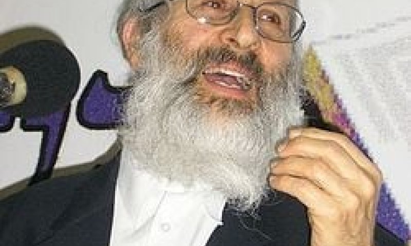 הרב שלמה אבינר עונה: אין היתר לגבר ללחוץ יד לאישה