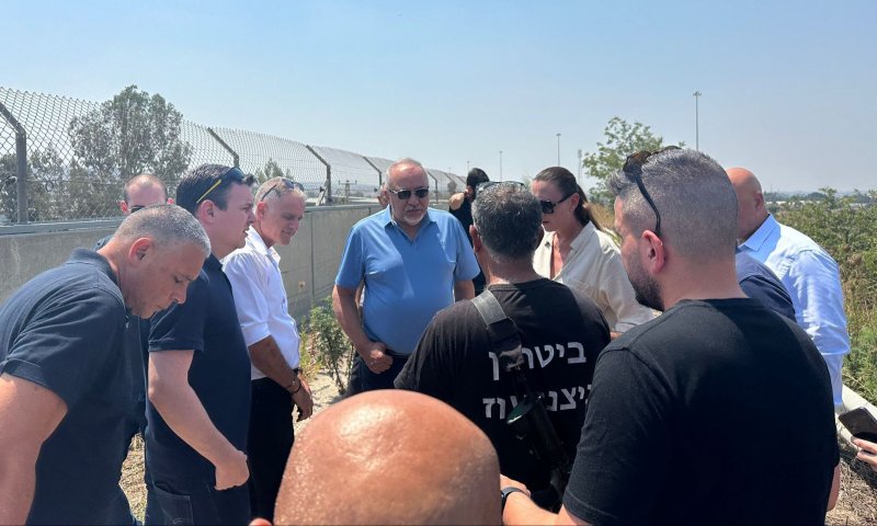 ליברמן ביישובי בקו התפר: "למנוע כאן את ה7.10 הבא"