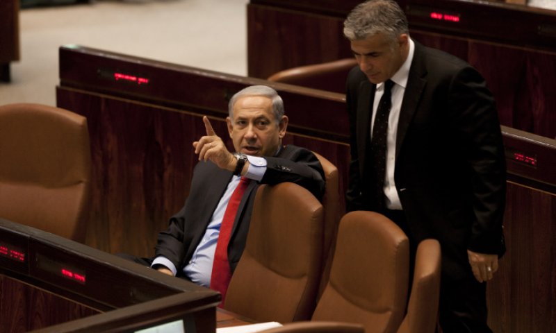 לפיד ונתניהו צמודים, גבאי מדשדש ובנט לא מתרומם