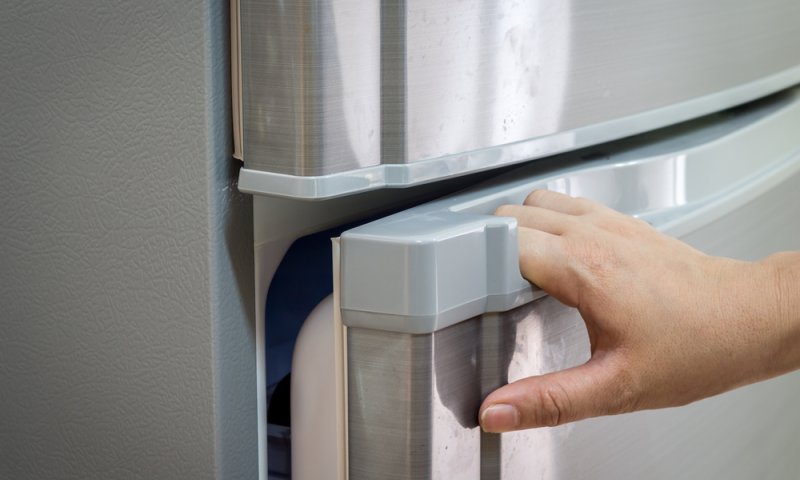 האם מותר לפתוח מקרר שאחרים שמו בו חמץ?