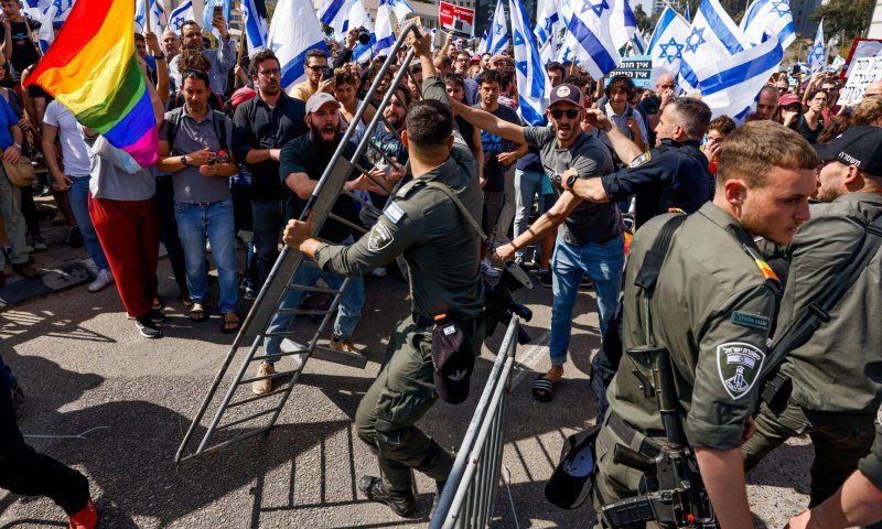 הקצין שזרק רימון הלם לעבר מפגינים יקבל תעודת מצטיין