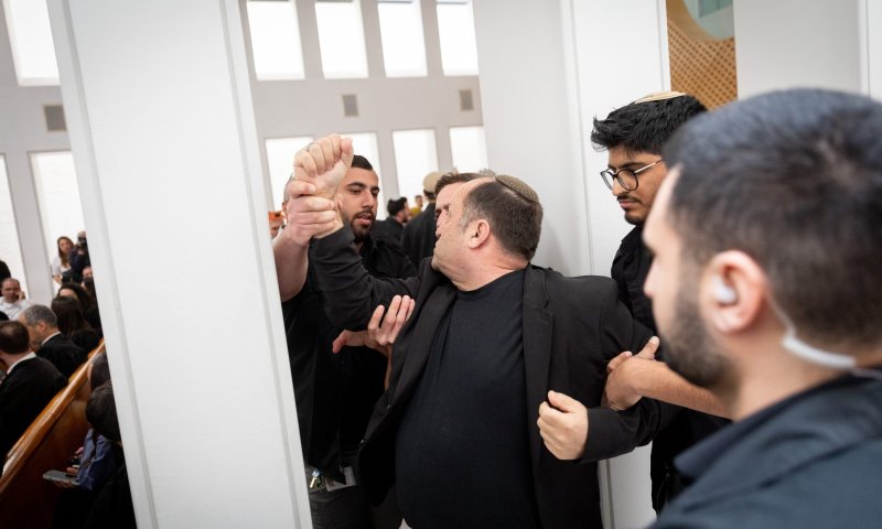 האב השכול תקף בדיון בבג"ץ: "ידיו מגאולות בדם ילדינו"