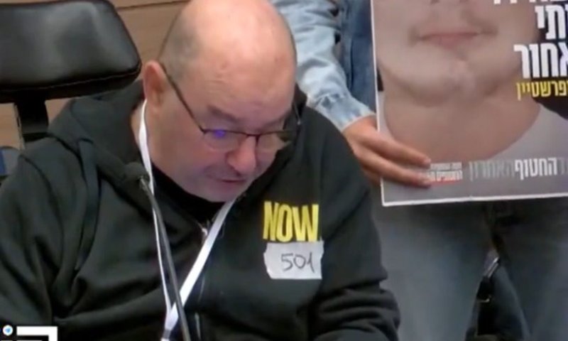 מצמרר: האב הסיעודי של החטוף במילים מרגשות בכנסת. צפו