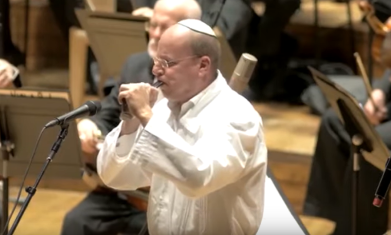 אדיר ומרגש: "אבינו מלכנו" בעזרת שופר &bull; צפו