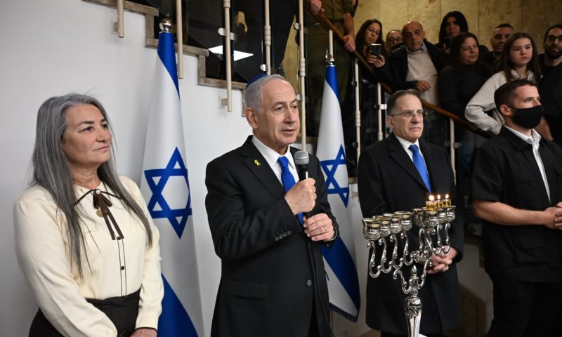 נתניהו בהדלקת נרות חנוכה לעובדי משרדו: "יש עוד ניסים לעשות"