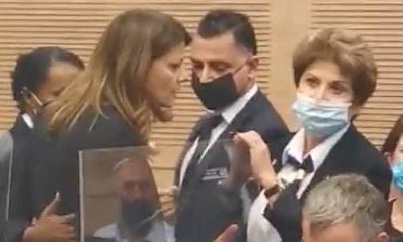 מביך | הח"כית התפוצצה על עובדת הכנסת. צפו