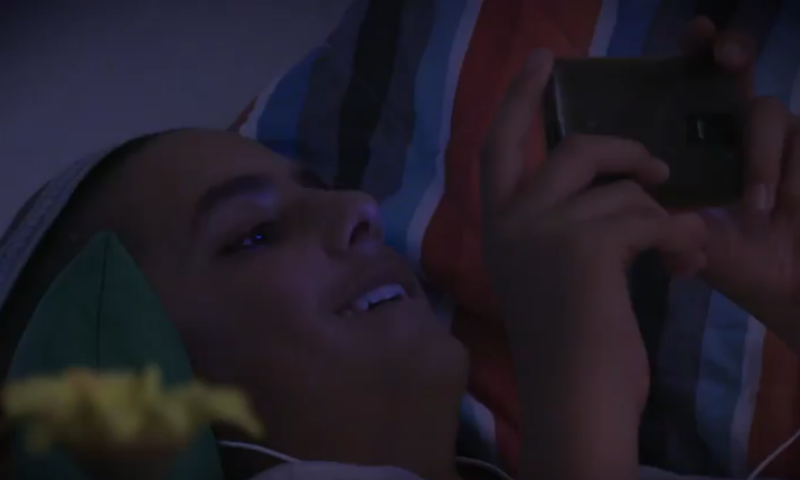 צפו: התמודדות של נער עם מחירי הסמארטפון