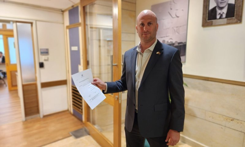 שבוע לפני הבחירות, נציג הקואליציה הגיש מועמדות