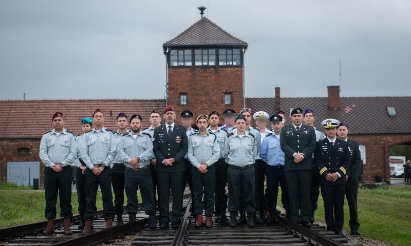 בצל המלחמה: קוד הלבוש החדש של צה"ל בימי הזיכרון והעצמאות