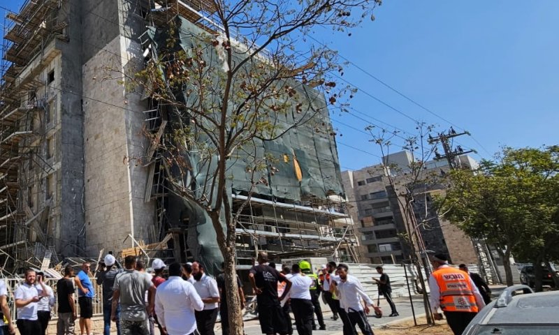 פיגומים קרסו באתר בנייה באשדוד, פועל נלכד ונהרג