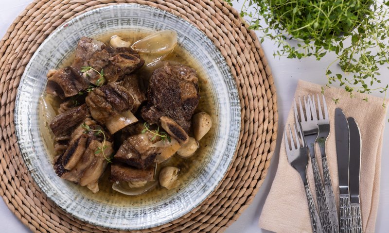 חורפי ומנחם: קדרת אסאדו בשום, מייפל ויין לבן