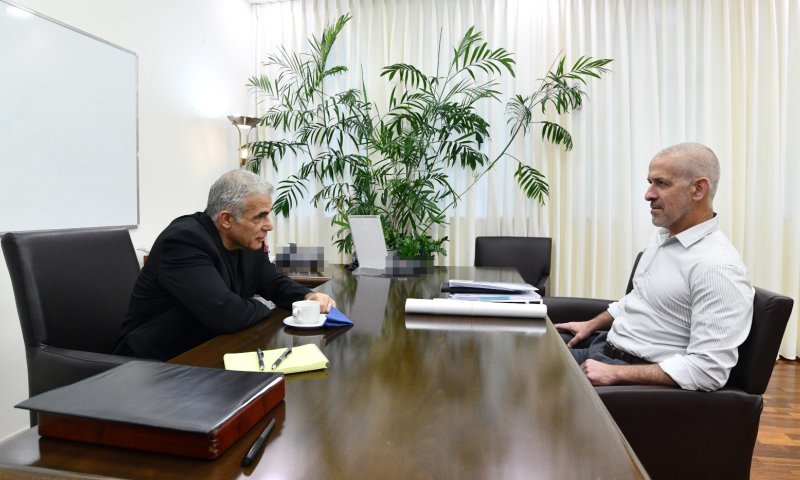 ביומו הראשון: לפיד נועד עם ראש השב"כ