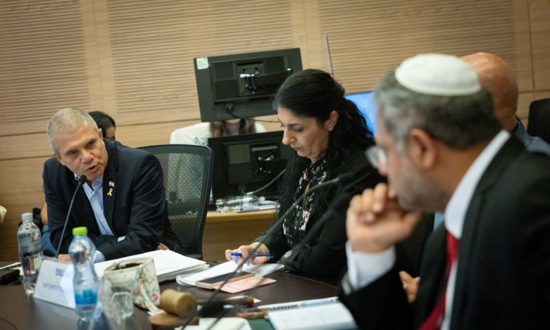 פיצוץ בוועדה: "תתביישי לך, תומכת רוצחים. את תומכת חמאס". צפו