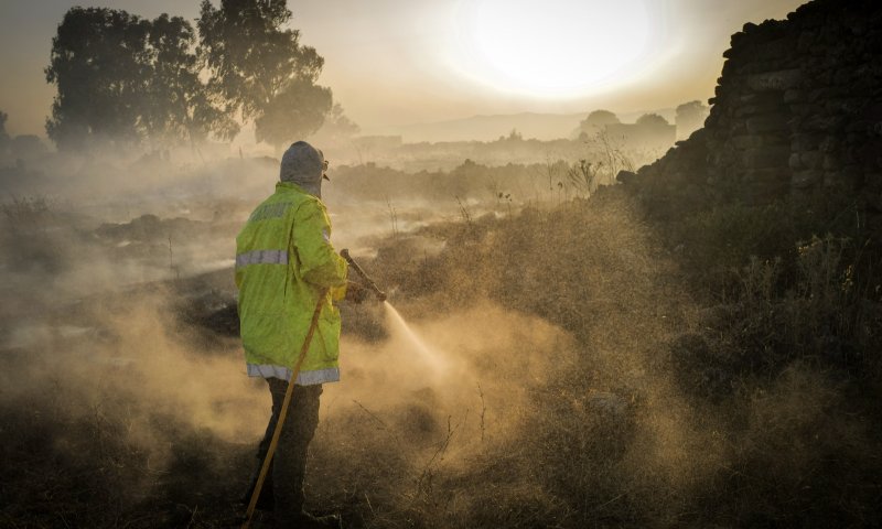כתוצאה מנפילת רקטות: שריפת ענק מתפשטת בגולן