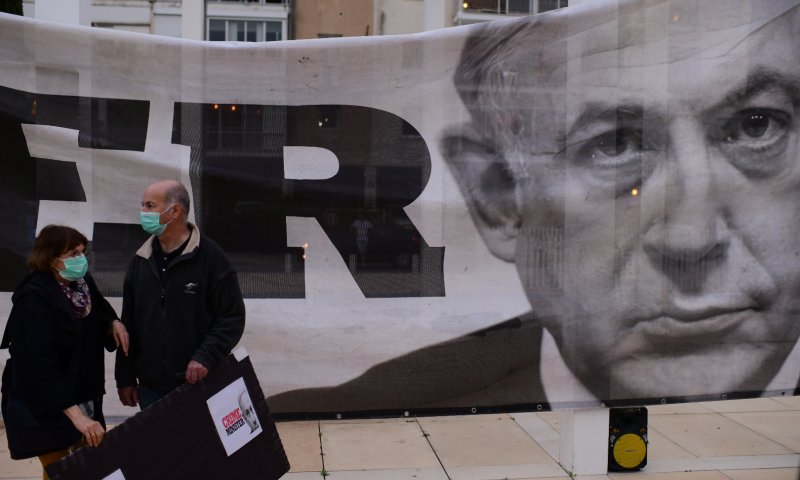 לפיד, יעלון ויאיר גולן יינאמו בהפגנת הדגלים השחורים