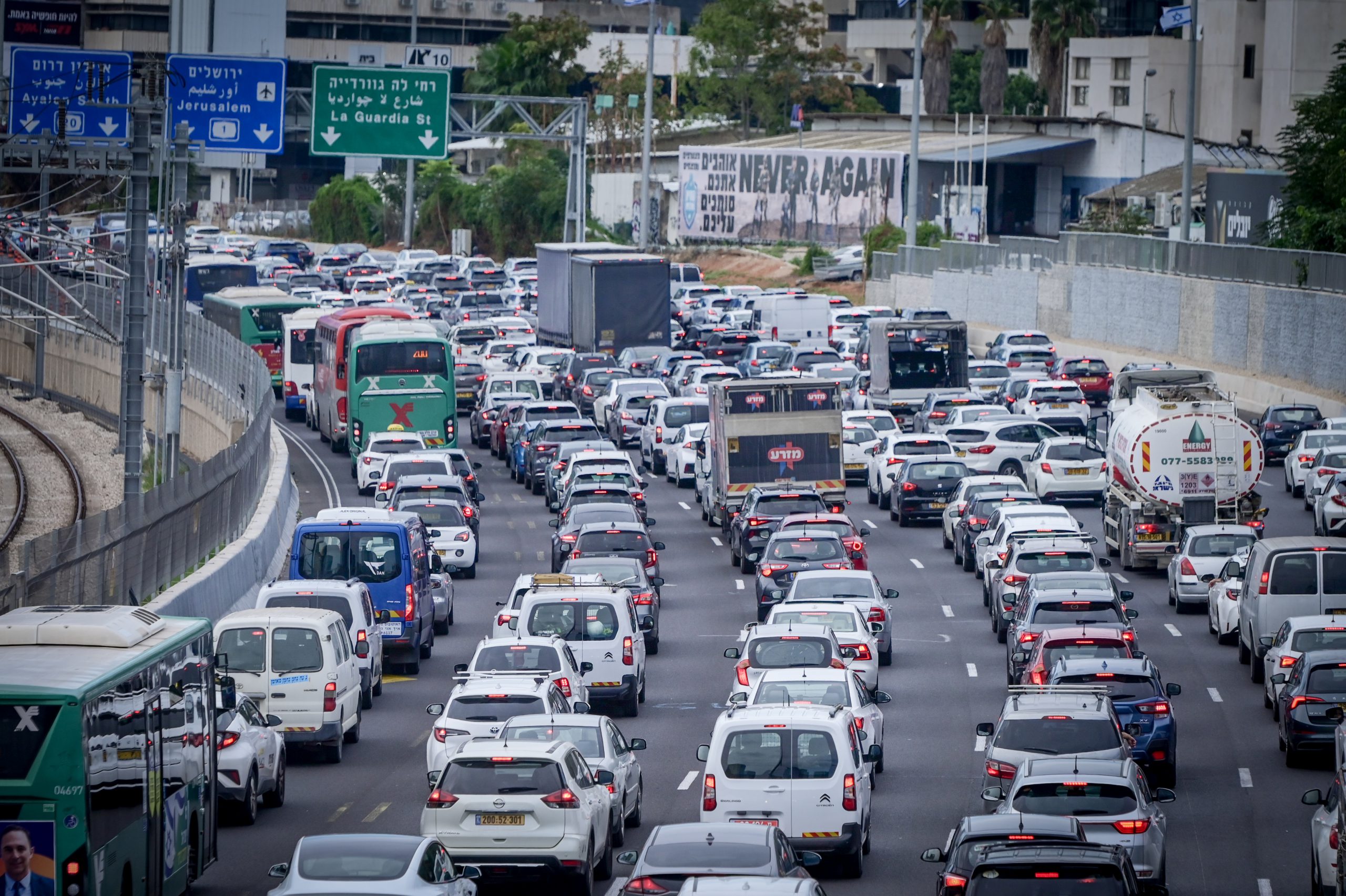 פקקים בגוש דן, יותר צפוף  מעזה (צילום: אבשלום ששוני\פלאש 90)