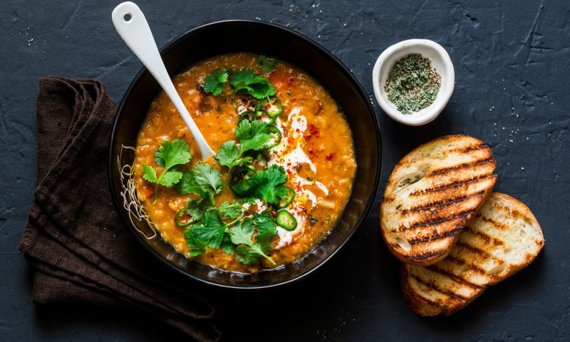 כתום עולה: מתכון למרק עדשים וירקות כתומים