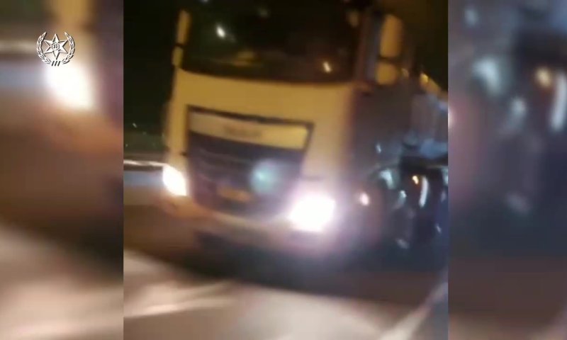 תיעוד מטורף: נסע במשאית בכביש מהיר ללא גלגל קדמי