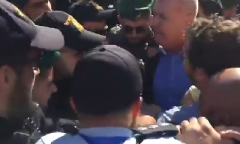 צפו: עימותים אלימים בין חברי כנסת לכוחות בטחון