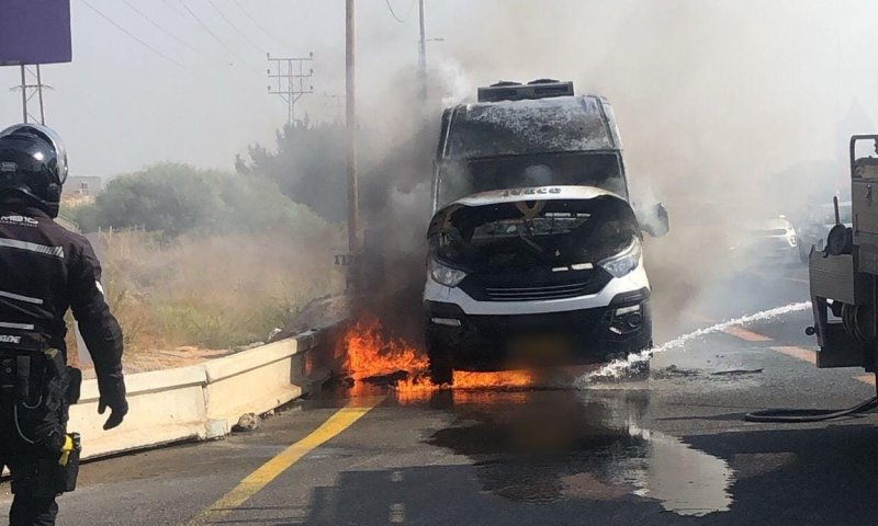 מיניבוס עלה באש בכביש 40, הנהג נפצע באורח בינוני