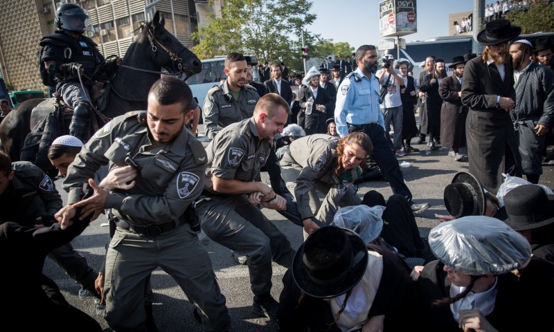 בלחץ החרדים, מונה צוות לחוק הגיוס החדש