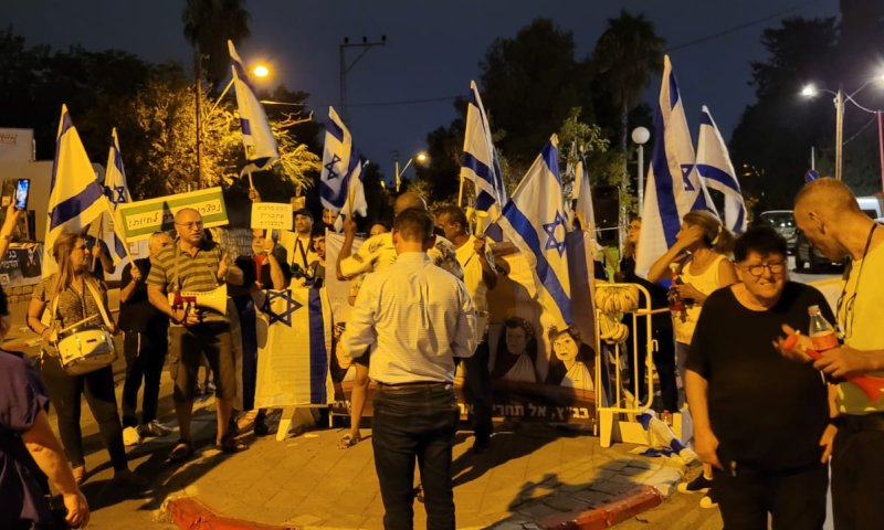 הפגנה: "הכנסת מחוקקת &ndash; אסתר חיות מוחקת?"