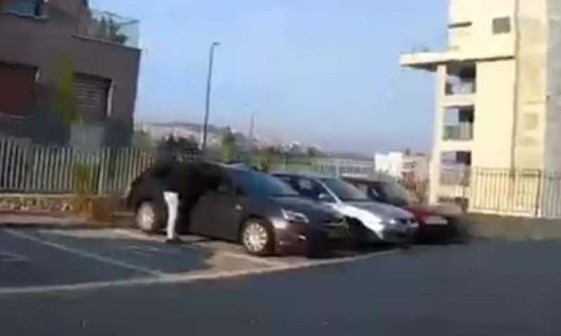 צפו: פעוט בן שנה חולץ לאחר שננעל ברכב