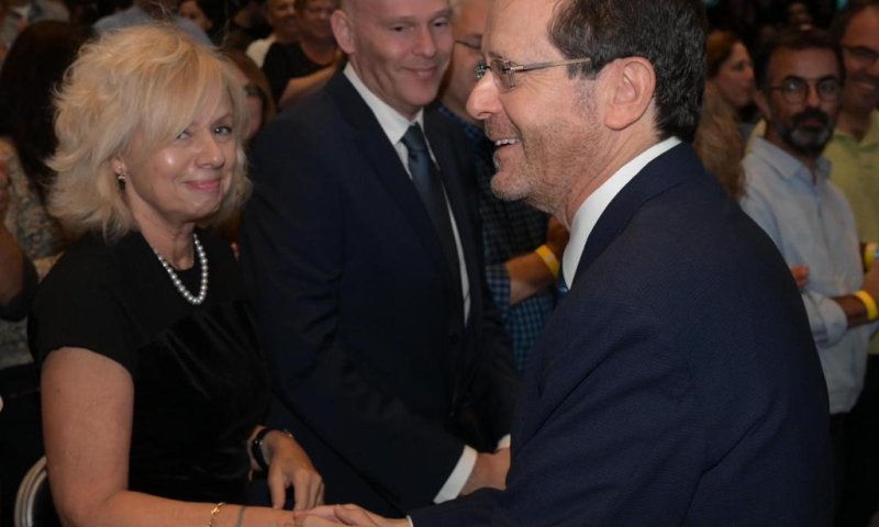 הנשיא הרצוג נעמד לימין היועמ"שית: "חלק מהבית"